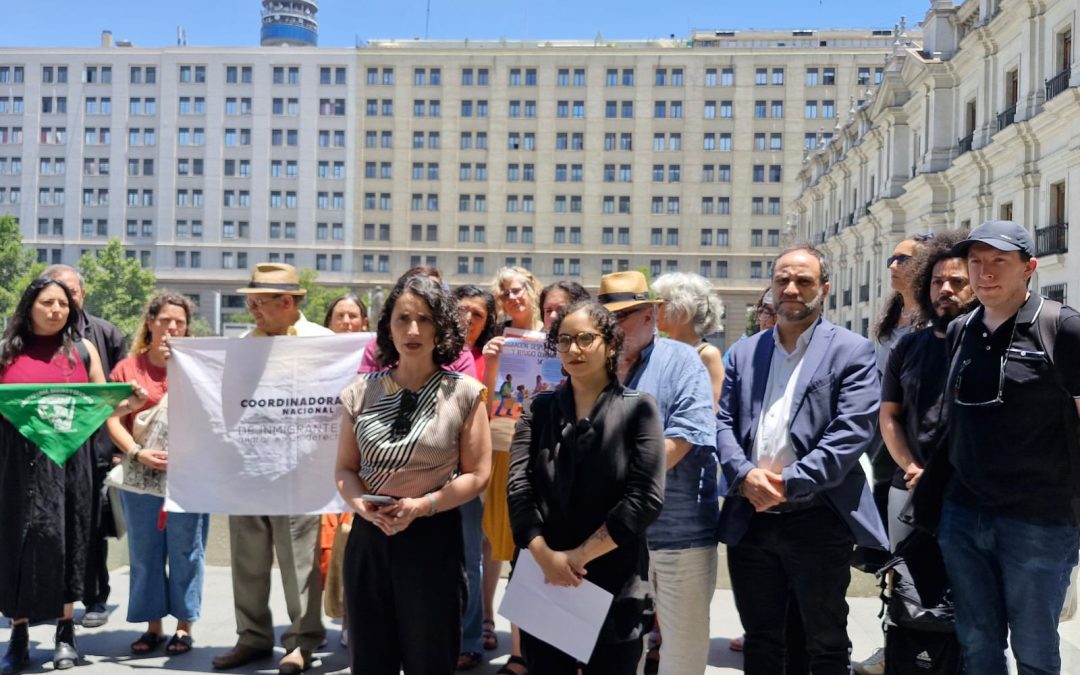 Junto A Organizaciones Y Representantes Migrantes Entregamos La Solicitud De Regularización Extraordinaria En La Moneda